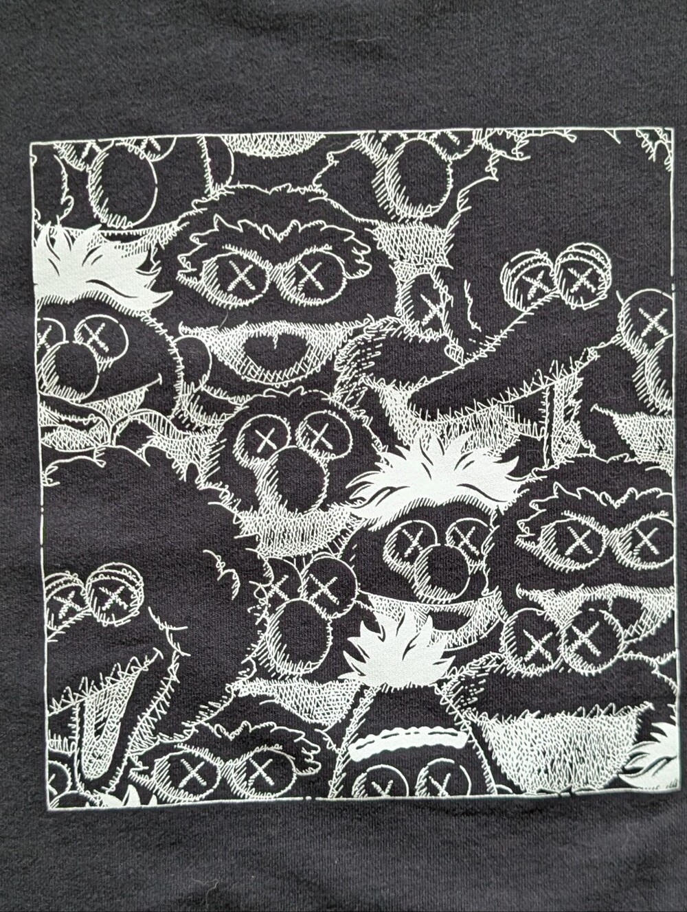 Uniqlo x KAWS Sesame Street Crewneck (M) - Picture 4 of 7